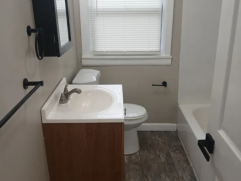 1360 Charles St — Photo 5