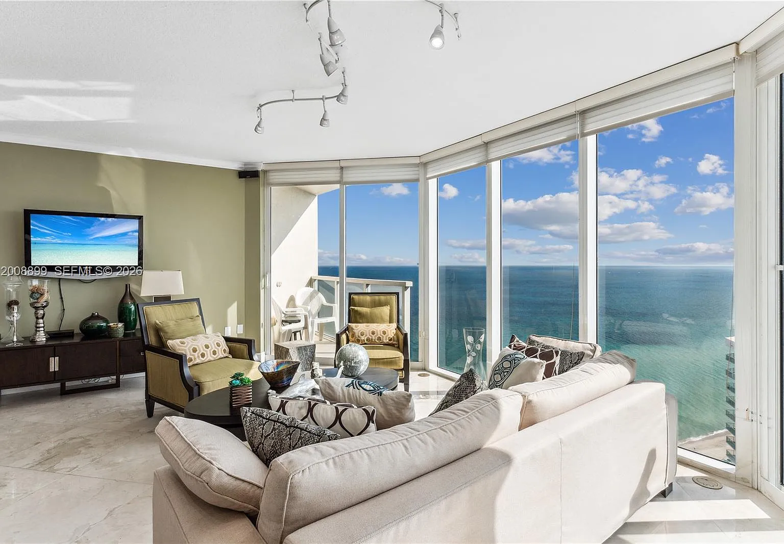 La Perla Condo — Photo 4