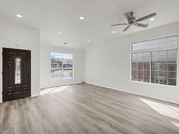 2nd image of 1019 Carrie St