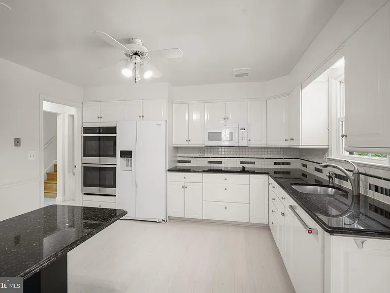 7109 Radnor Rd — Photo 11