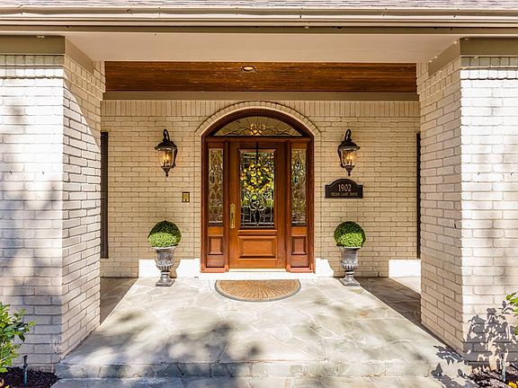 3rd image of 1902 Pecan Lake Dr