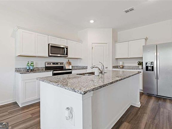 3rd image of 778 Knightsbridge Ln