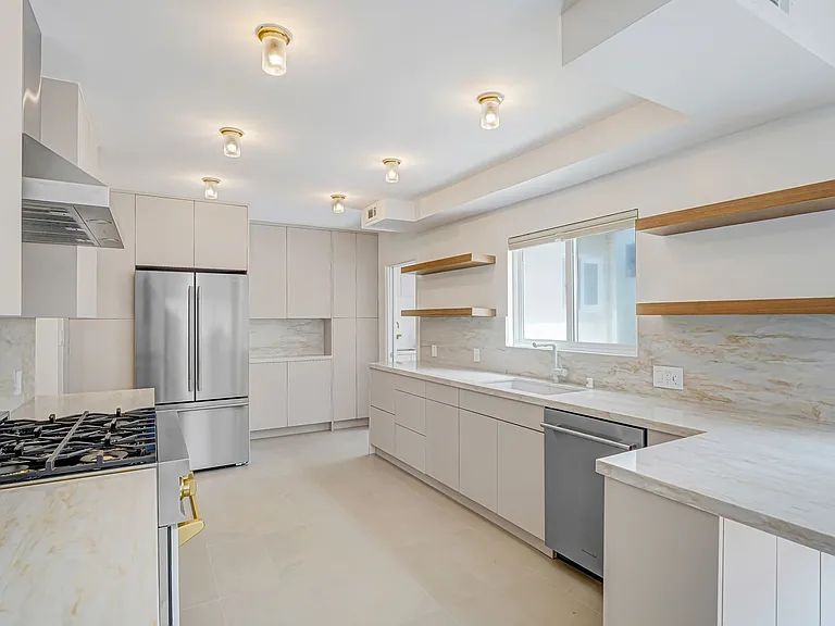 827 15th St - steps to Montana Ave in Santa Monica! — Photo 8