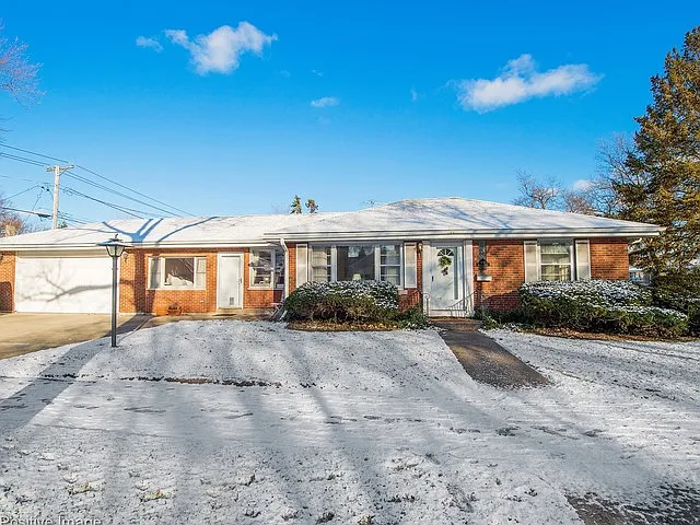 902 Sherwood Rd photo 1