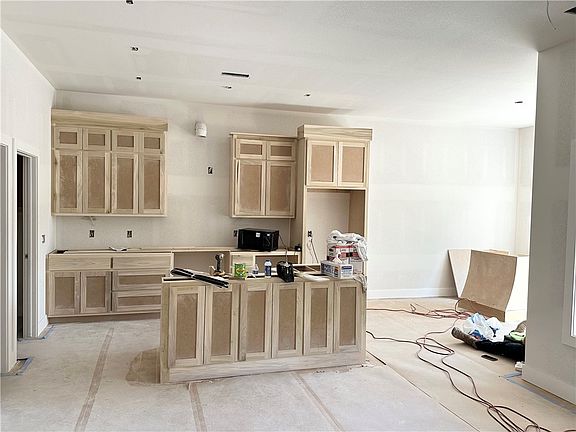 4th image of 27 Buckingham Dr
