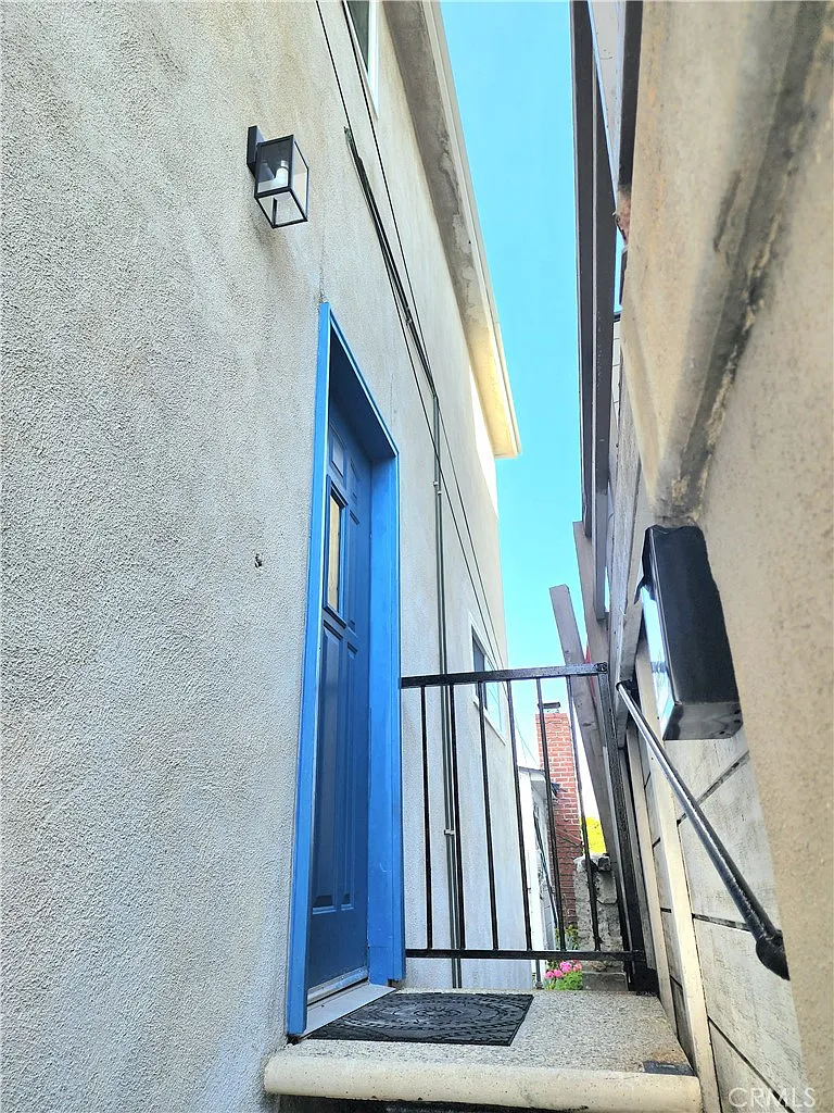 Building Photo - 326 10th Pl
