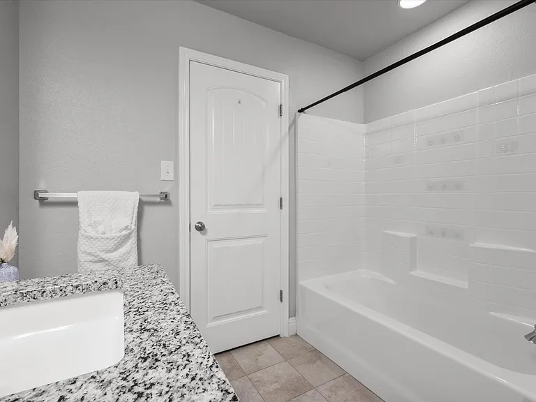 438 Sabine Ave — Photo 3