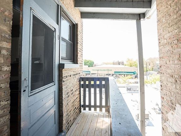 2nd image of 622 W Stratford Pl #1SMC