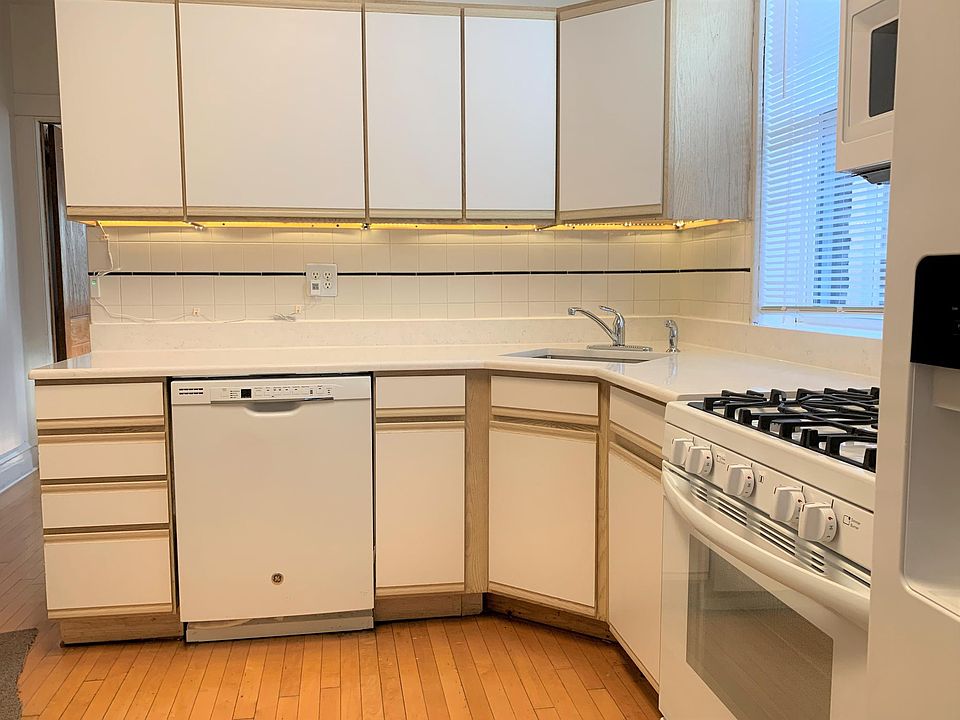 Completely remodeled kitchen, NEW quartz countertops, under cabinet lighting