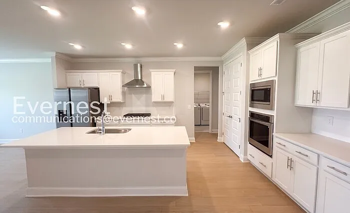4 bed, 3.0 bath, 2500 sqft, $2,249 — Photo 4
