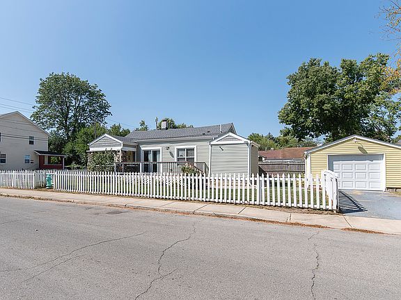 4th image of 2530 E Saint Clair St