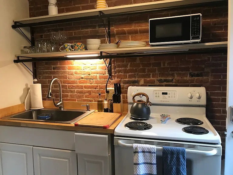 77 N Winooski Ave — Photo 1