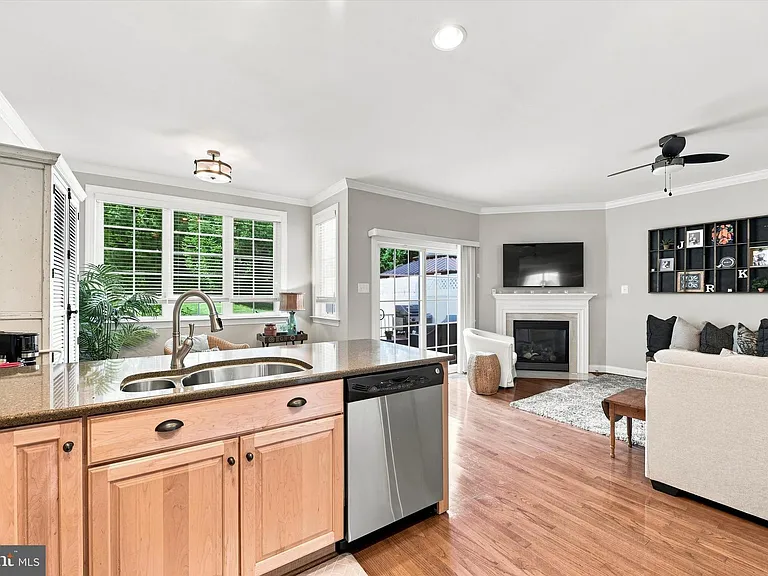 1221 Derry Ln — Photo 11