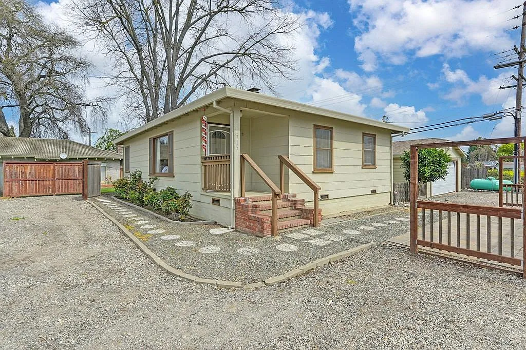 11715 Washington Ave photo 1