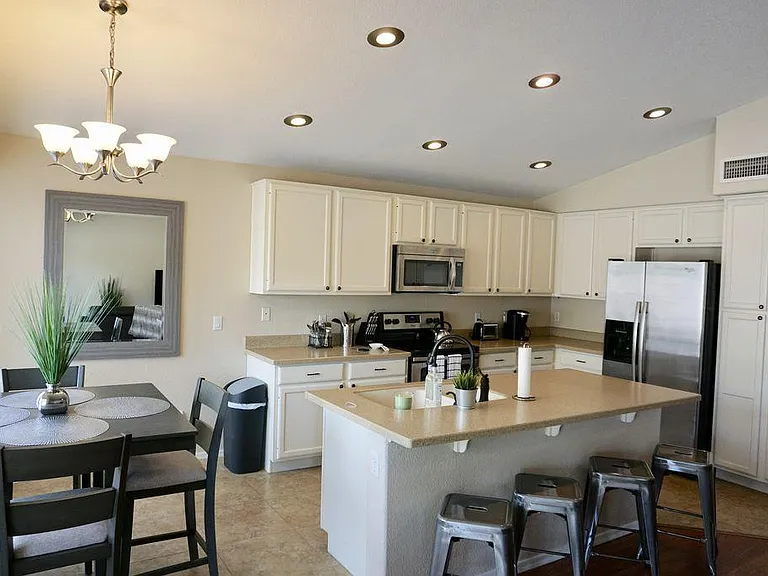 1692 W Sparrow Dr — Photo 2