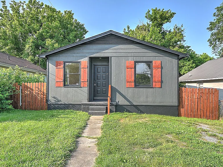 921 Elizabeth St — Photo 2