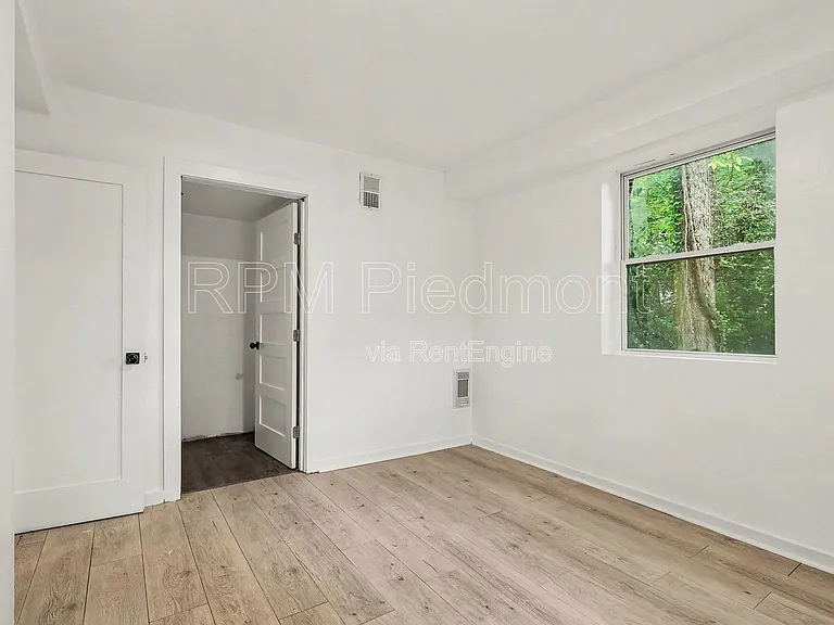 2496 Lester St #A — Photo 8