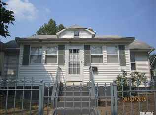 531 Oak St, Copiague, NY 11726