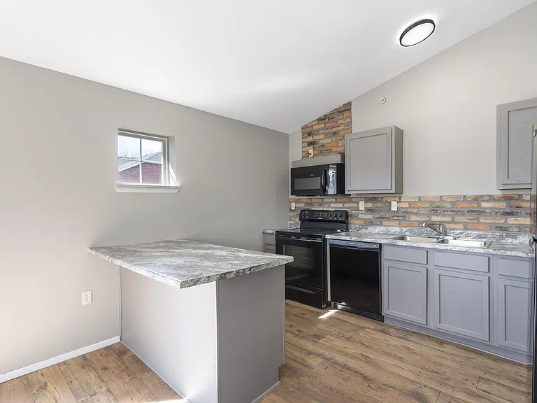 710 W Walnut St — Photo 12
