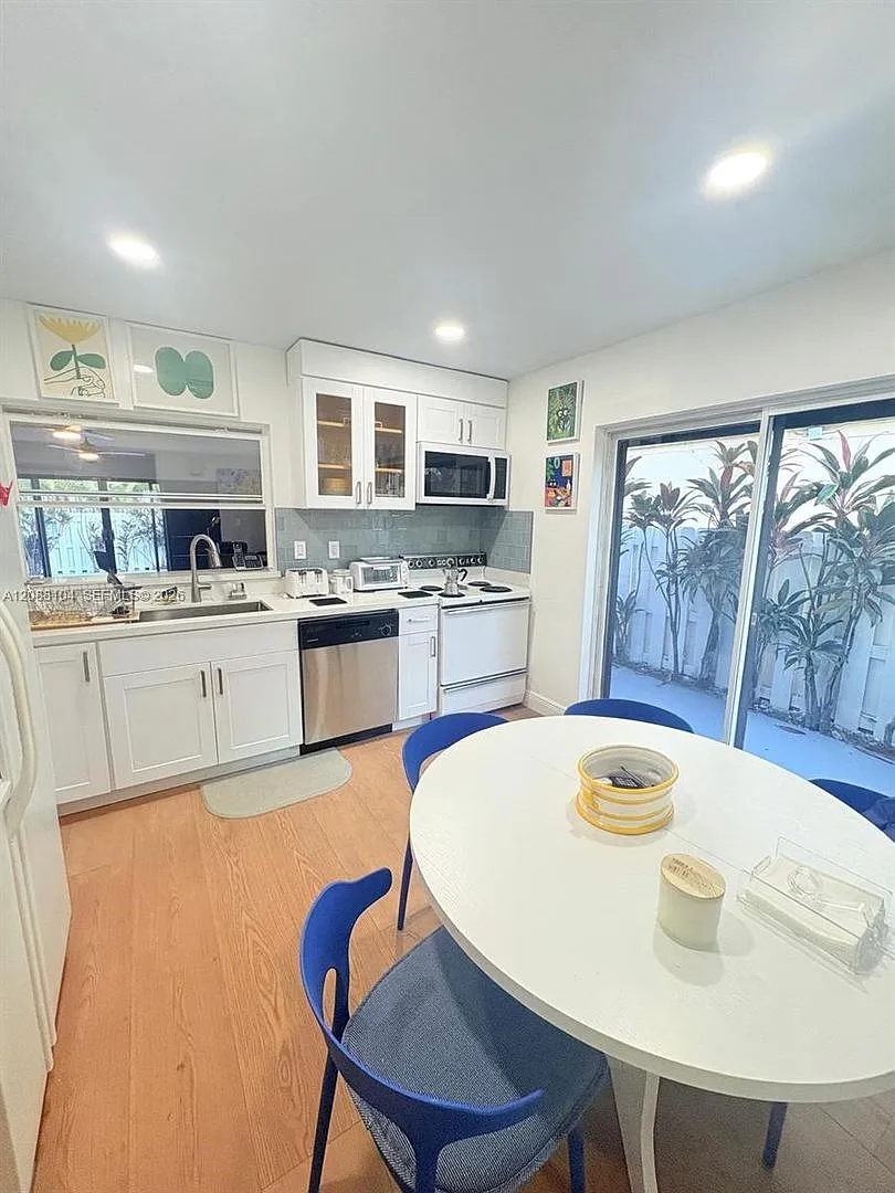 927 NW 106th Ave Circle 927, Miami, FL 33172 — Photo 1