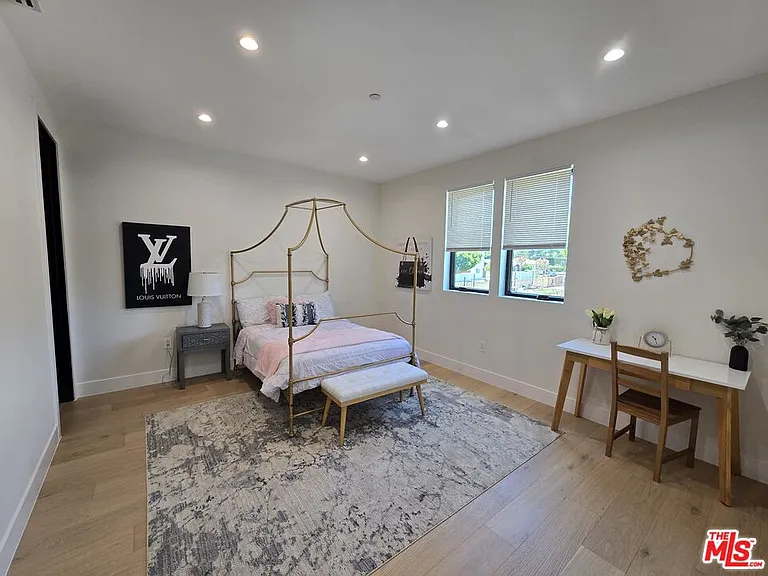 5012 Enfield Ave — Photo 39