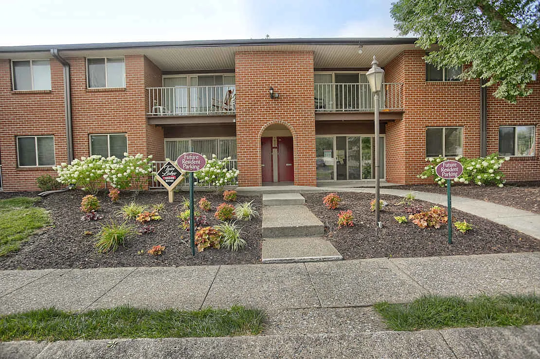 Twin Lakes Apartments — Photo 1