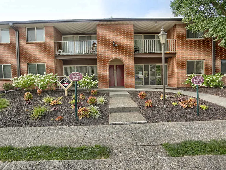 Twin Lakes Apartments — Photo 1