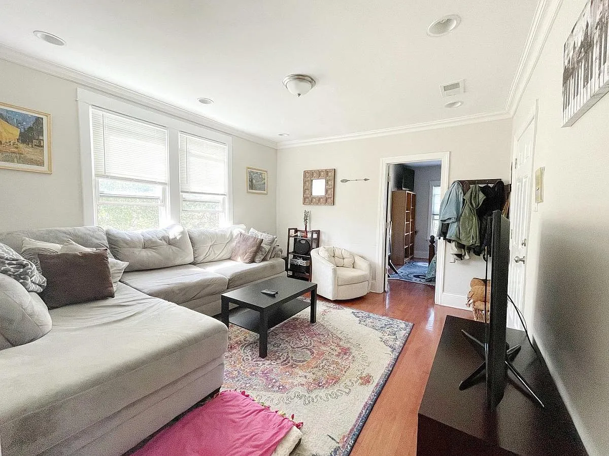 2 bed, 1.0 bath, 1000 sqft, $1,600 — Photo 2