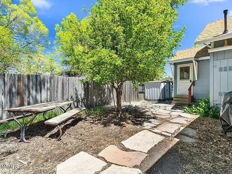 412 W Sherman Ave — Photo 2