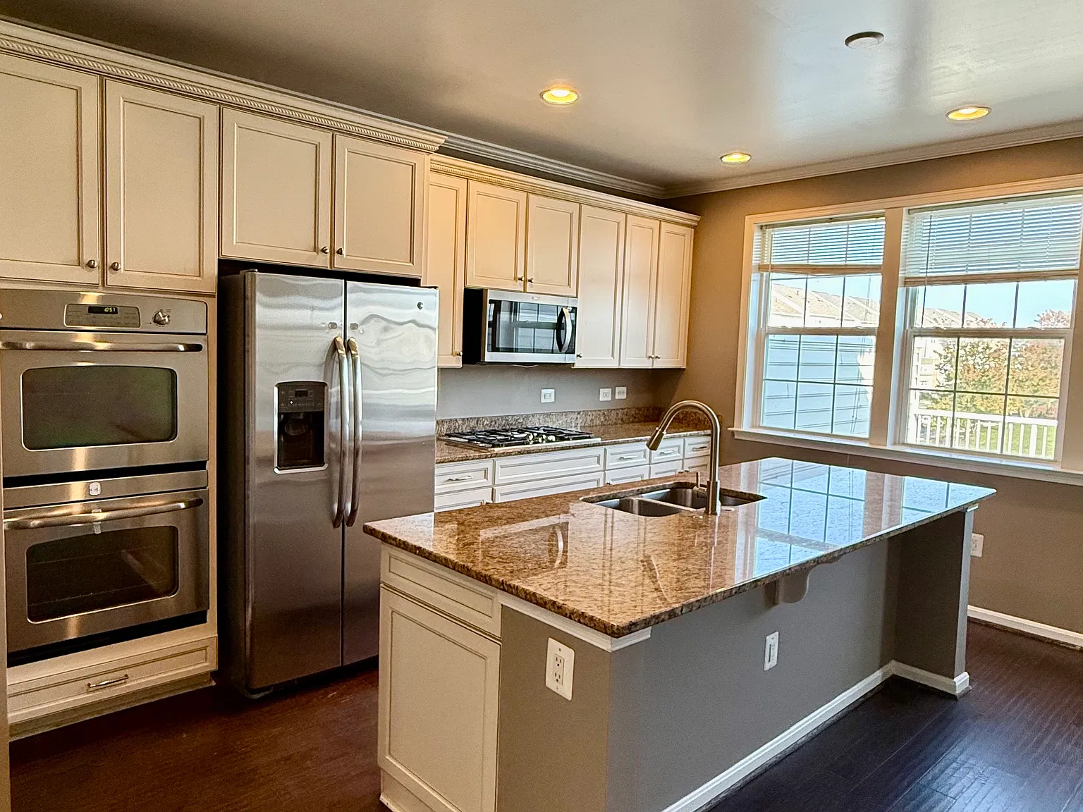 4 bed, 3.5 bath, 2360 sqft, $2,975 — Photo 3