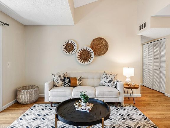 5th image of 1370 Townview Avenue #302