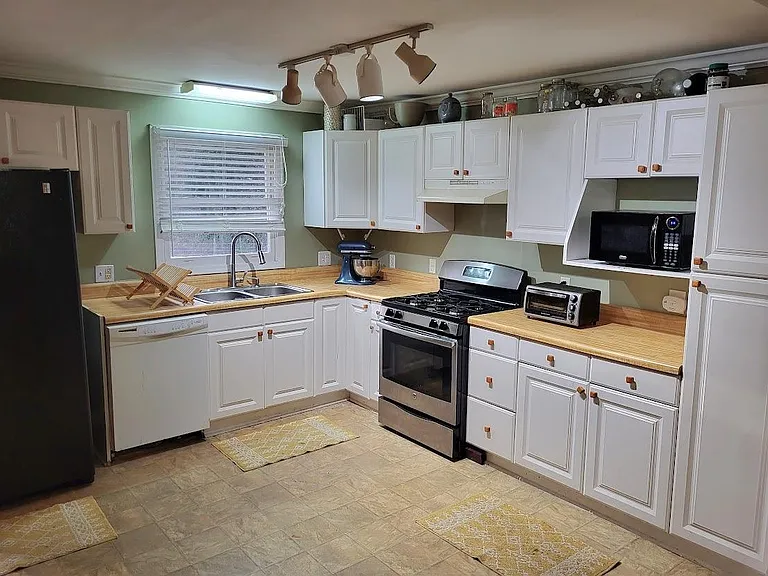 114 Allee St — Photo 2