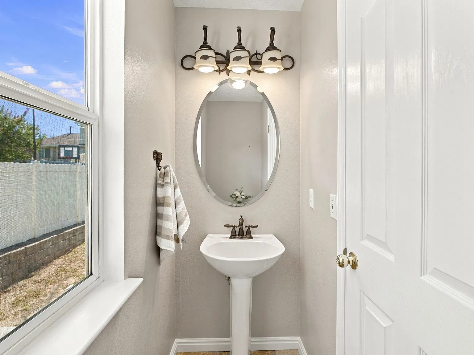 5 bed, 3.5 bath, 2822 sqft, $2,999 — Photo 4