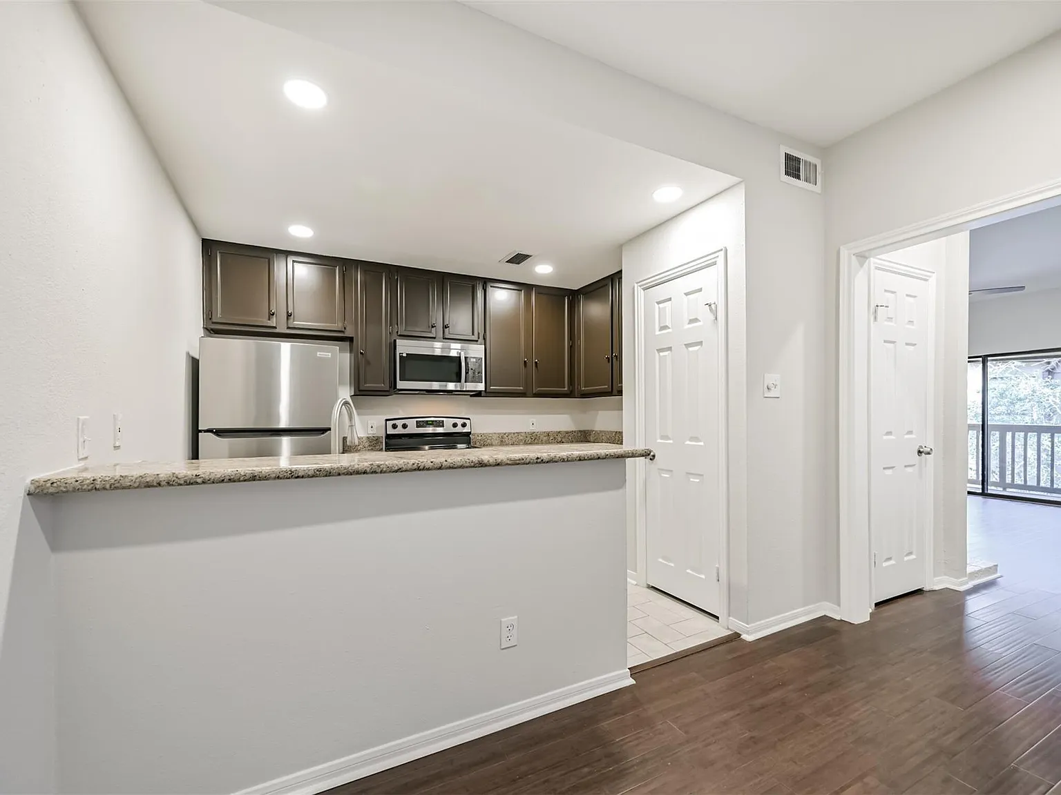1 bed, 1.0 bath, 980 sqft, $1,450 — Photo 3