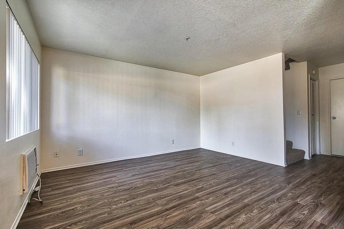 3 bed, 2.5 bath, 1300 sqft, $2,950 — Photo 2