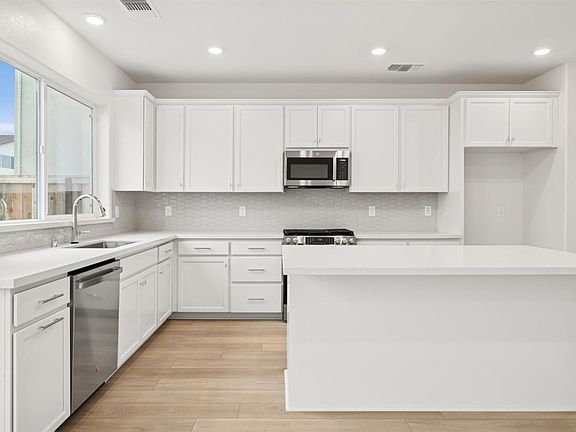 3rd image of 412 Paine Ct