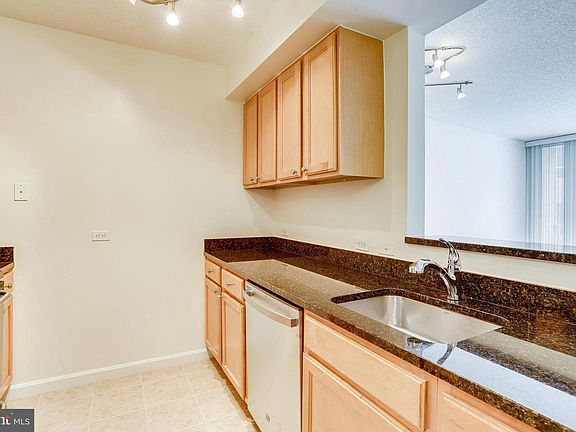 3rd image of 880 N Pollard St APT 526