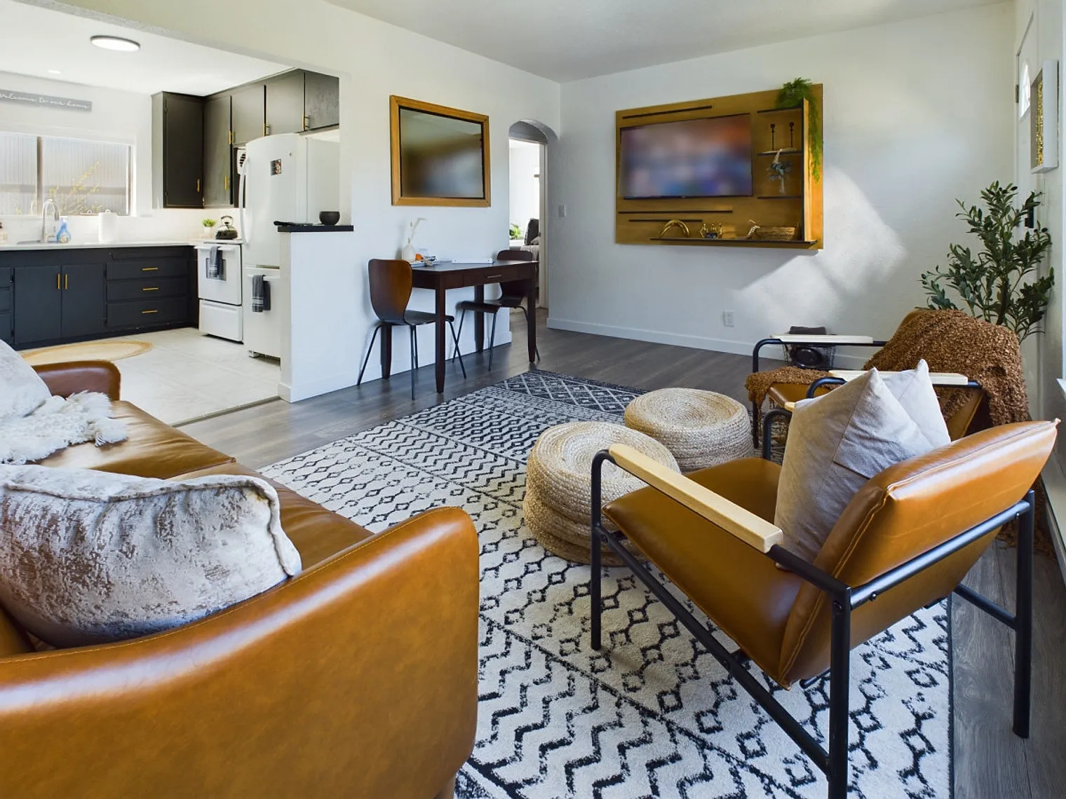 3 bed, 1.0 bath, 1097 sqft, $3,872 — Photo 2