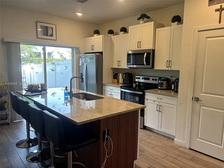 831 SE 16th Ct — Photo 3