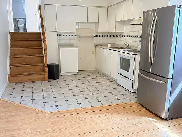 395 Loretta Cres #BACK — Photo 7