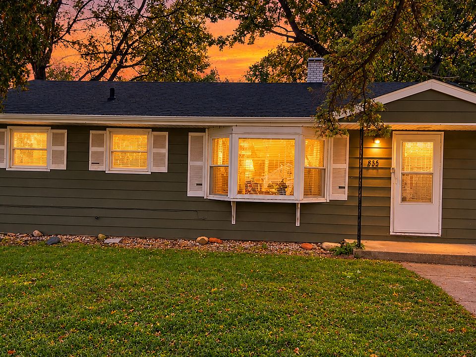 1st image of 835 W 38th Pl