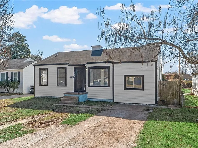 2400 Broadway Dr — Photo 3