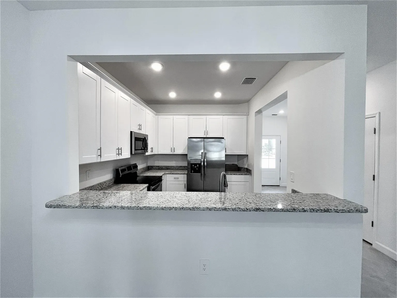 3 bed, 2.5 bath, 1942 sqft, $2,400 — Photo 4