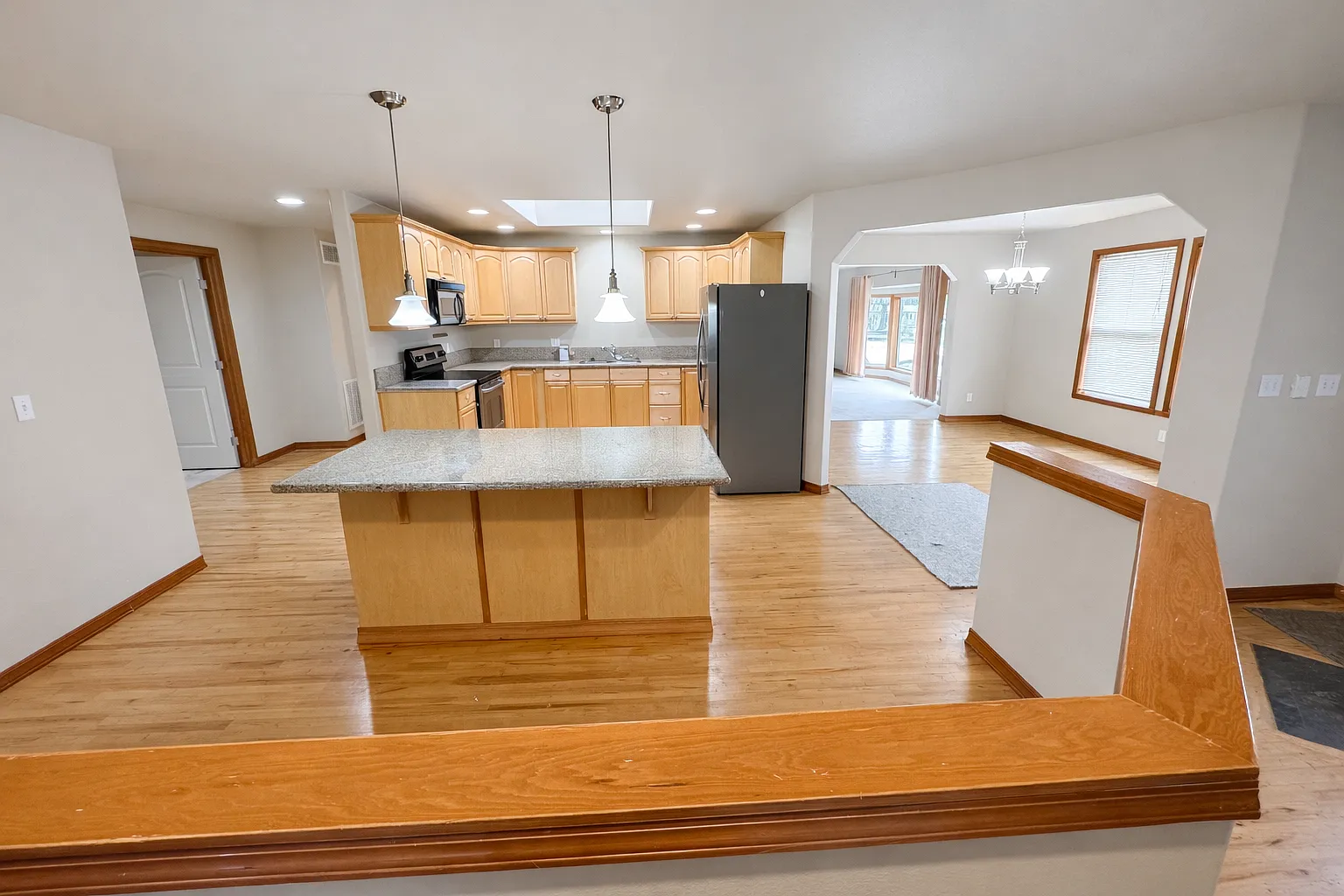 4 bed, 2500 sqft, $4,260 — Photo 4