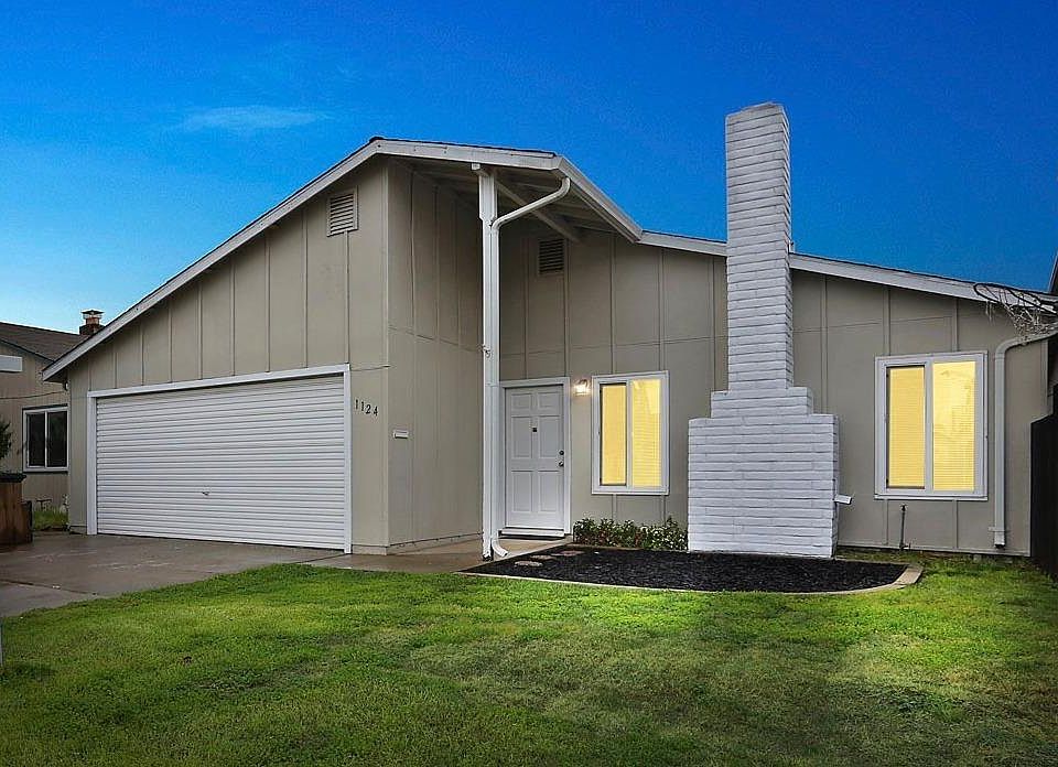 2nd image of 1124 Dartmoor Cir