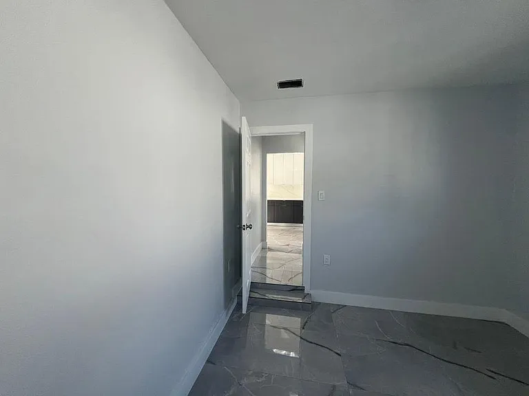 GARAGE ROOM -5