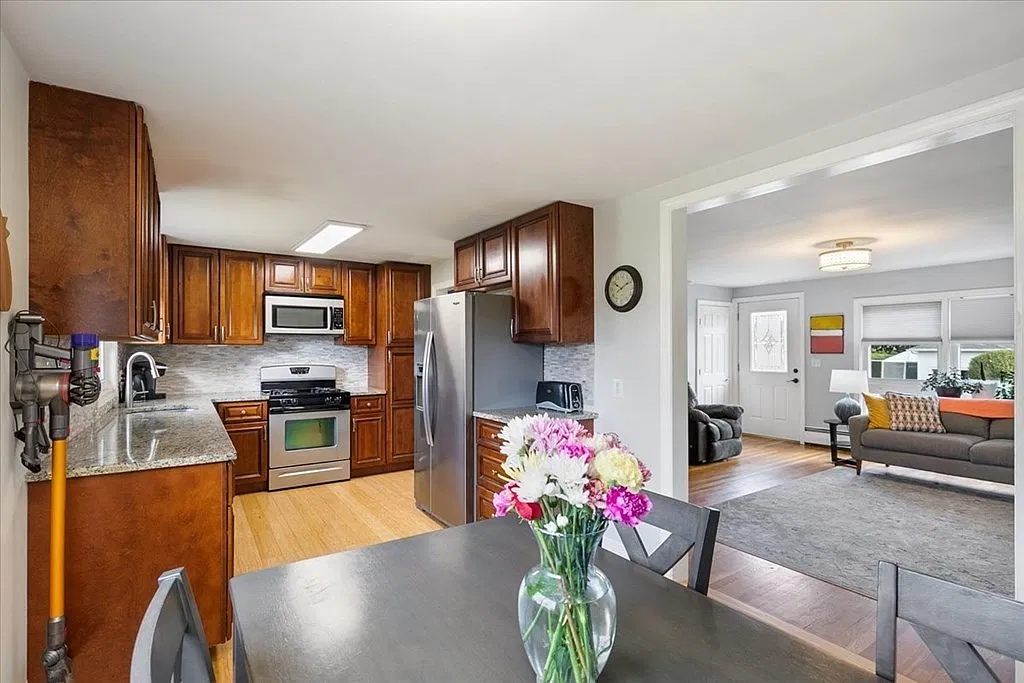 4 bed, 1957 sqft, $4,000 — Photo 3