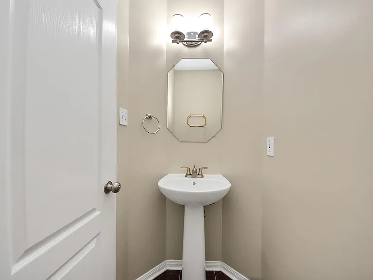 435 Leisure Dr — Photo 43