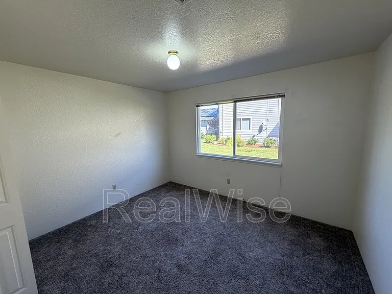 2141 NW North Hill Dr #B — Photo 16
