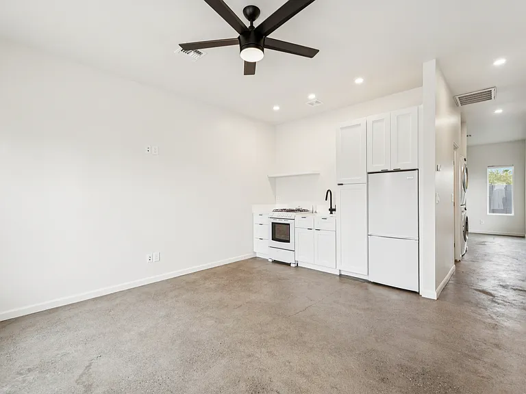 1717 W Berridge Ln — Photo 4